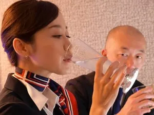 Gạ địt em bồi bàn xinh đẹp đi làm xa chồng