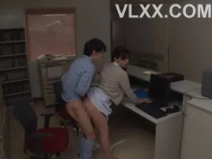 đi đi chơi với bạn thân rồi lén "đi ngoài" với Anh xã của bạn