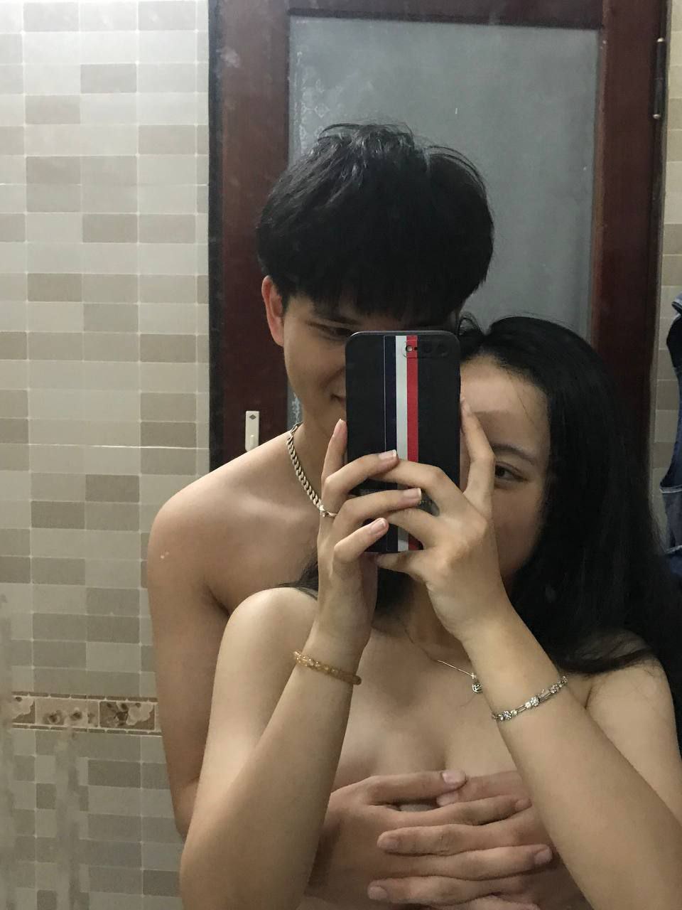 Anh ấy xuất tinh khắp cái lồn đó như một chiếc bánh rán tráng men